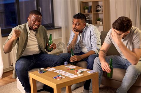 休闲游戏,友谊的男朋友家里喝啤酒男朋友晚上家打牌高清图片下载-正版图片300011054-摄图网