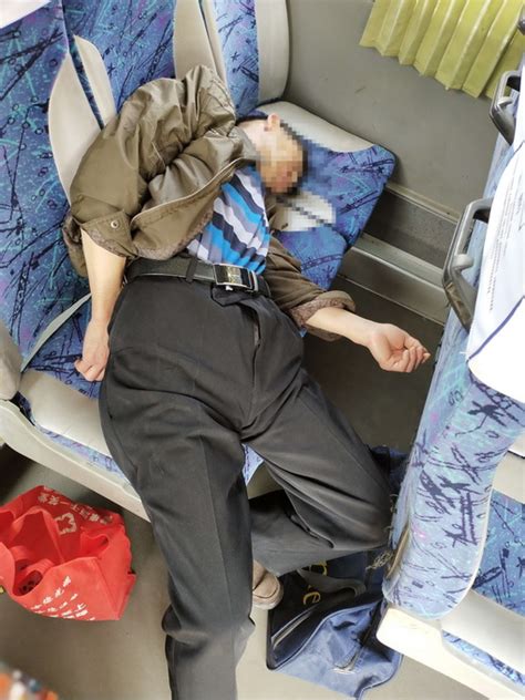 公交车上一男子晕倒，急救后转危为安，原来是低血糖惹的祸！ | 北晚新视觉