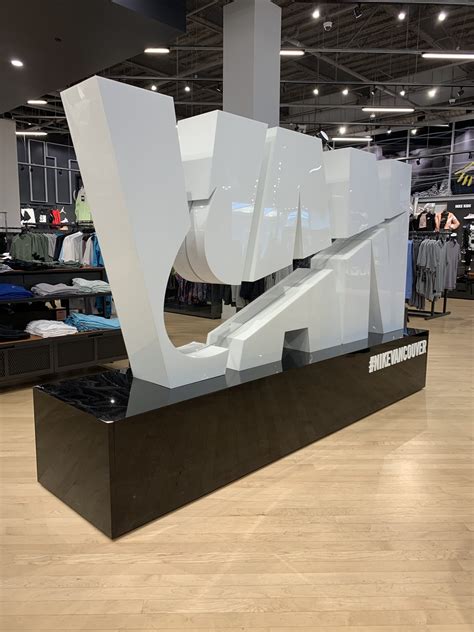 Retail Building Signage 的图像结果