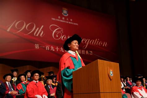 香港理工大学博士毕业典礼 校长拒绝与戴口罩毕业生握手_凤凰网