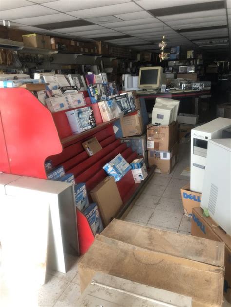 Empty Computer Shop 的图像结果