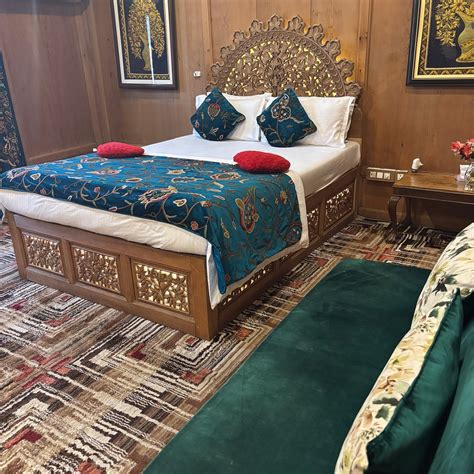 THE JEWEL IN CROWN HOUSEBOATS (Srinagar, Kashmir) - Specialty Inn ...