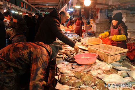新年第一天，青岛海鲜生意一片红火，市民凌晨5点赶早买大鱼_鳗鱼_价格_日本