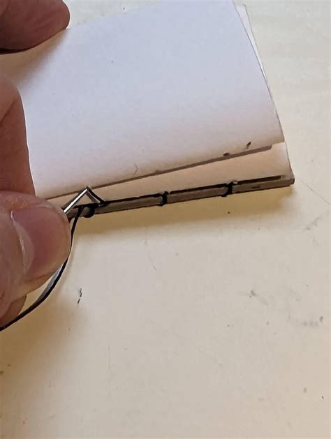 Coptic Stitch Binding Tutorial 的图像结果