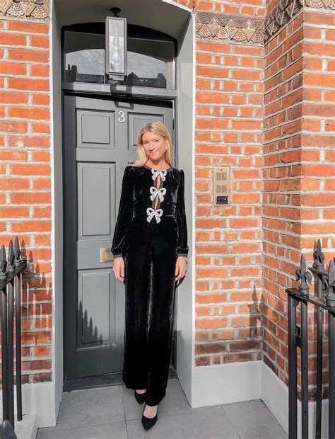 The Velvet Pants Comeback: 15+ Chic Velvet Pants Outfit Ideas