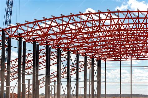Instalação de treliças e armação de metal durante a construção de um ...