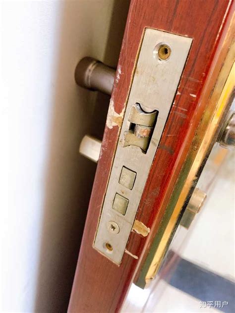 一个人在家时，门锁坏了被锁在房间里了怎么办? - 知乎