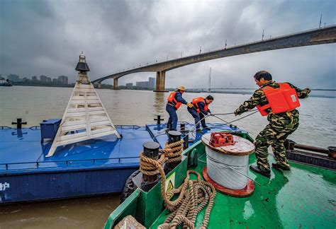 江西南昌：桥墩出水 过江大桥施工忙 - 图片 - 海外网