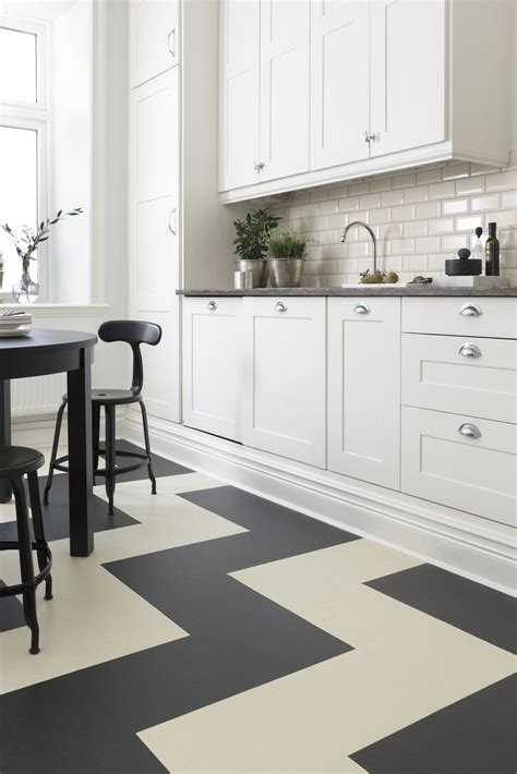 Forbo Flooring har kolleksjonen Marmoleum Click. Her i svart og hvitt ...