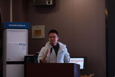 【研究生创新论坛】许昌博士为我校师生做学术报告-光电信息与能源工程学院、数理学院