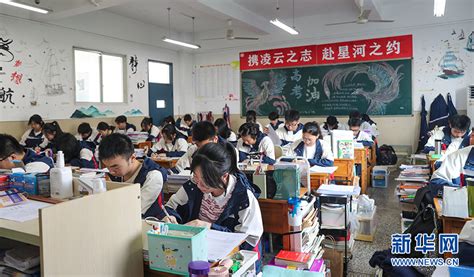 重庆：高三学子“挑灯夜读”备战高考