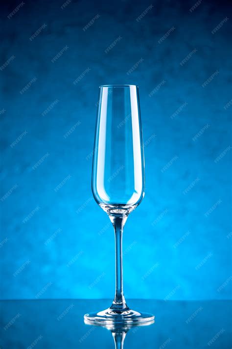 Flûte à champagne vue de face sur une surface bleue | Photo Gratuite
