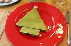 weihnachtsservietten falten tannenbaum servietten falten f 252 r weihnachten ein tannenbaum auf weihnachtsservietten falten tannenbaum servietten falten f 252 r weihnachten ein tannenbaum auf