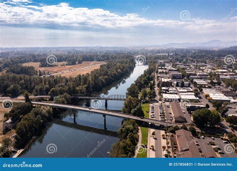 Corvallis, Oregon. Bridge Crossing Willamette River Editorial Photo ...