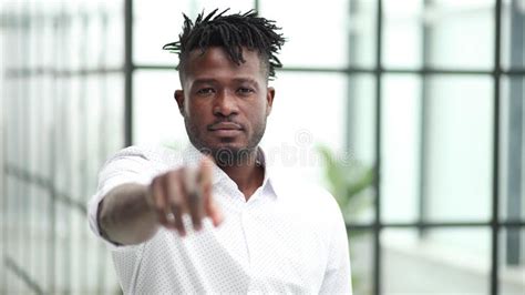 Group of People Standing in Office Pointing 的图像结果