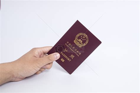 手拿护照证件高清图片下载-正版图片500138669-摄图网