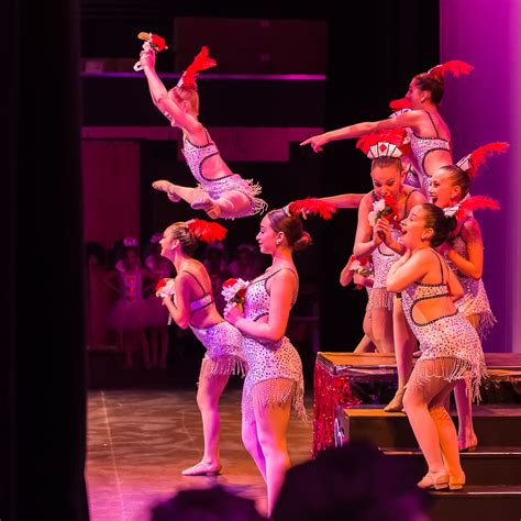 First Class Students Dance Performance 的图像结果