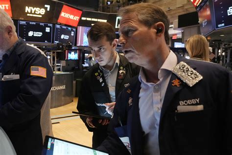 Dow drops 1,400 as US stocks lead worldwide sell-off after Trump's ...