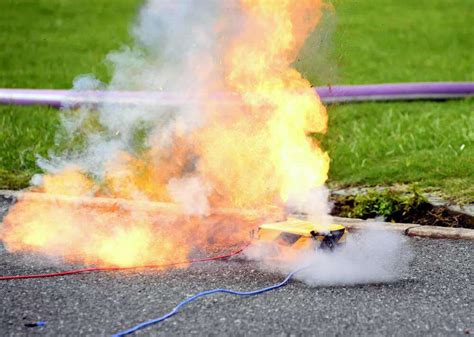 Large Lithium Battery Exploding 的图像结果
