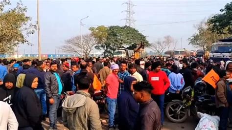Over 300 PPL contractual workers stage protest in Odisha over abrupt ...