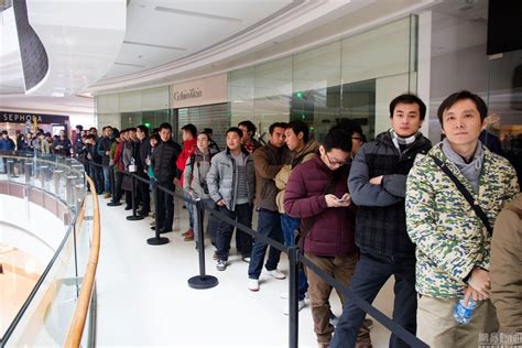 郑州首家苹果店开业 千人排队围满三层楼_东北及中西部_经贸_中国台湾网