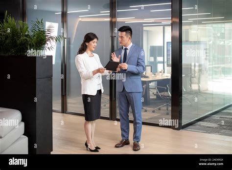 Two Business People Talking 的图像结果