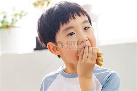 幼儿园小朋友用餐吃三明治高清图片下载-正版图片501954737-摄图网