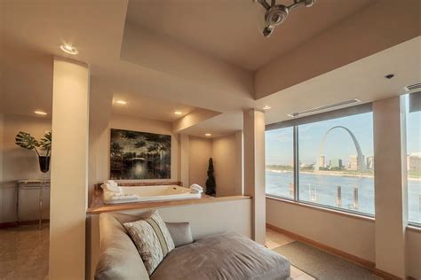 DRAFTKINGS AT CASINO QUEEN (East Saint Louis) - Hotel Reviews, Photos ...