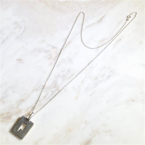 GUCCI silver “G” plate pendant necklace | NOIR ONLINE
