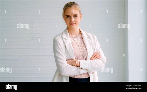 Business Women Facebook Profile Picture 的图像结果