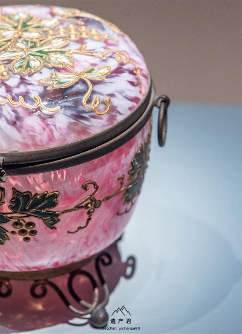 沈阳故宫博物院藏· 清代粉玻璃葡萄花双环耳盒