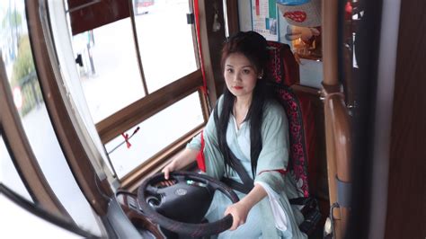 美女司机穿着汉服开公交车，网友：在洛阳，不穿汉服不好意思出门|洛阳|汉服|美女_新浪新闻