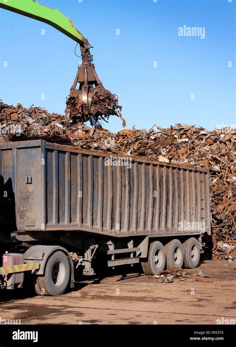 Scrap Loading Truck 的图像结果