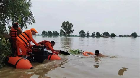 Gone to rescue a boy, NDRF team rescued four stranded into gushing ...