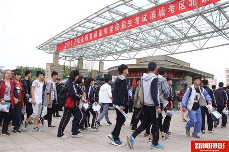 人大附中考点男生一路小跑第一个冲出语文考场： 很平静，正常发挥～_北京时间新闻