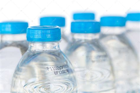 瓶装水 库存照片. 图片 包括有 冷静, 液体, 纯度, 宏指令, 空白的, 蓝色, 净化, 干净, 下落 - 23559788