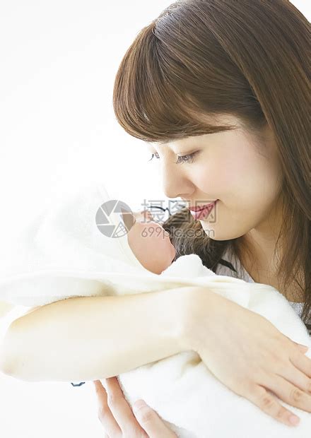 母亲抱着怀里的婴儿高清图片下载-正版图片502207313-摄图网