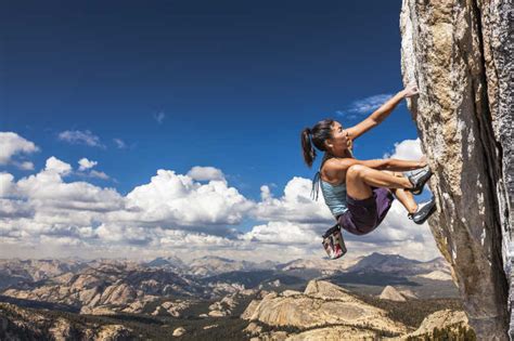 女攀岩者图片-女攀岩者在做极限攀岩运动素材-高清图片-摄影照片-寻图免费打包下载