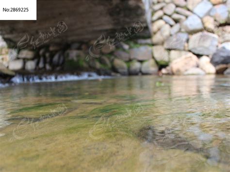 清澈见底溪水,清澈见底的水,清澈见底的湖水_大山谷图库