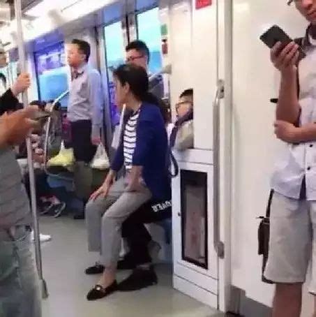 尴尬了！小伙地铁上拒让座 大妈一屁股坐小伙腿上！|大妈|专座|小伙_新浪新闻