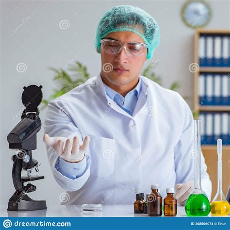 Biotechnology Scientist 的图像结果