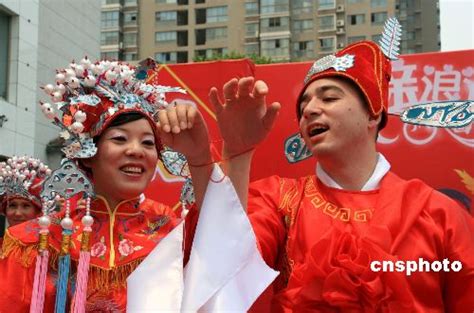 图：外国留学生在武汉“体验”中式传统婚礼(3)_新闻中心_新浪网