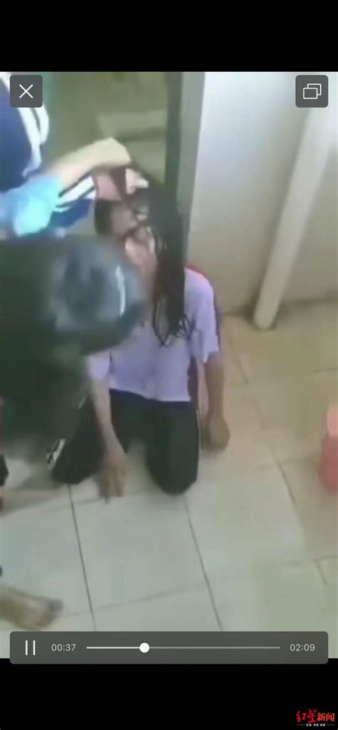 海南小学女生被8名女生殴打：拽头脚踹直接跺背_杭州网