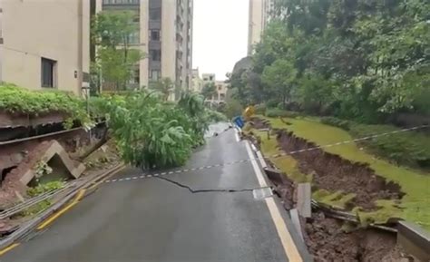 重庆一小区内道路沉降露出地基，官方：两栋楼居民紧急疏散，正在进行安全检测