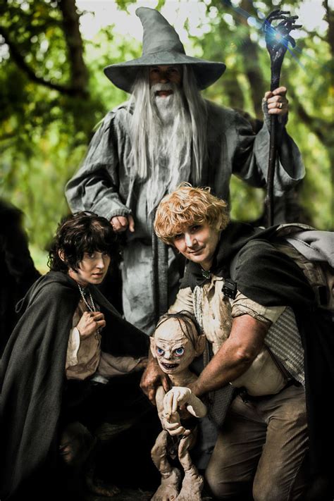 Gandalf shows and the way,Frodo Samwise gamgee and Gollum | Samwise ...