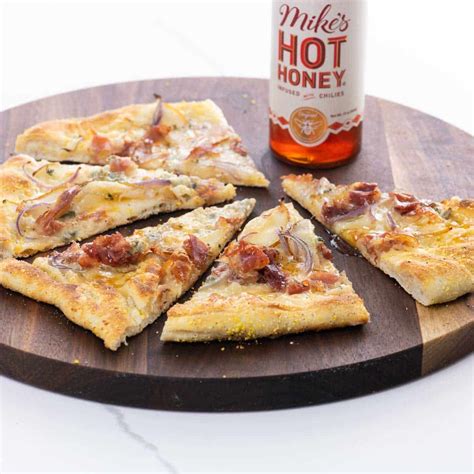 Pear Gorgonzola Pizza - Umami Girl