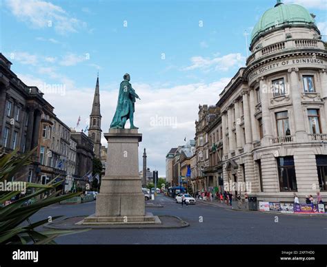 Edinburgh street cars building hi-res stock photography and images - Alamy