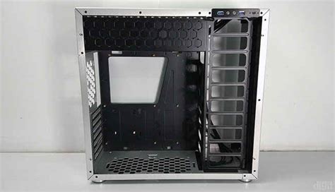 Jonsbo C4 Review : Poor cable management, impressive aesthetics