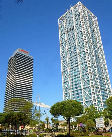 High Tech Building 的图像结果