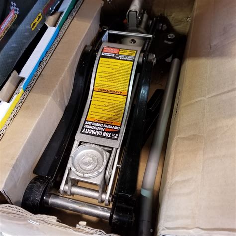 BLACK JACK 2-1/2 TON FLOOR JACK IN BOX